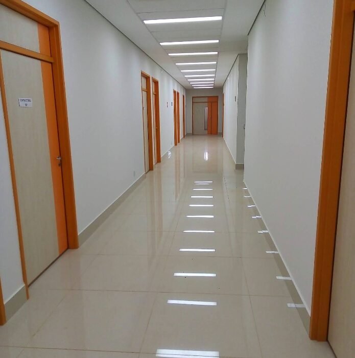 Corredor de clínica recém-pintado