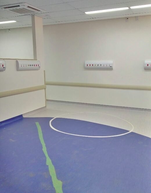 Corredor comercial com rodapé pintado