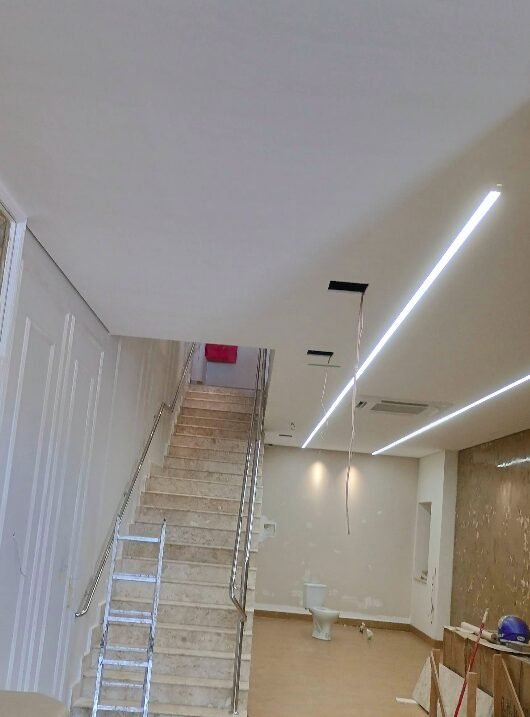 Escada e teto pintados com iluminação nova