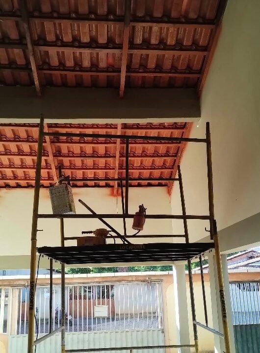Pintura de telhado e fachada com andaime